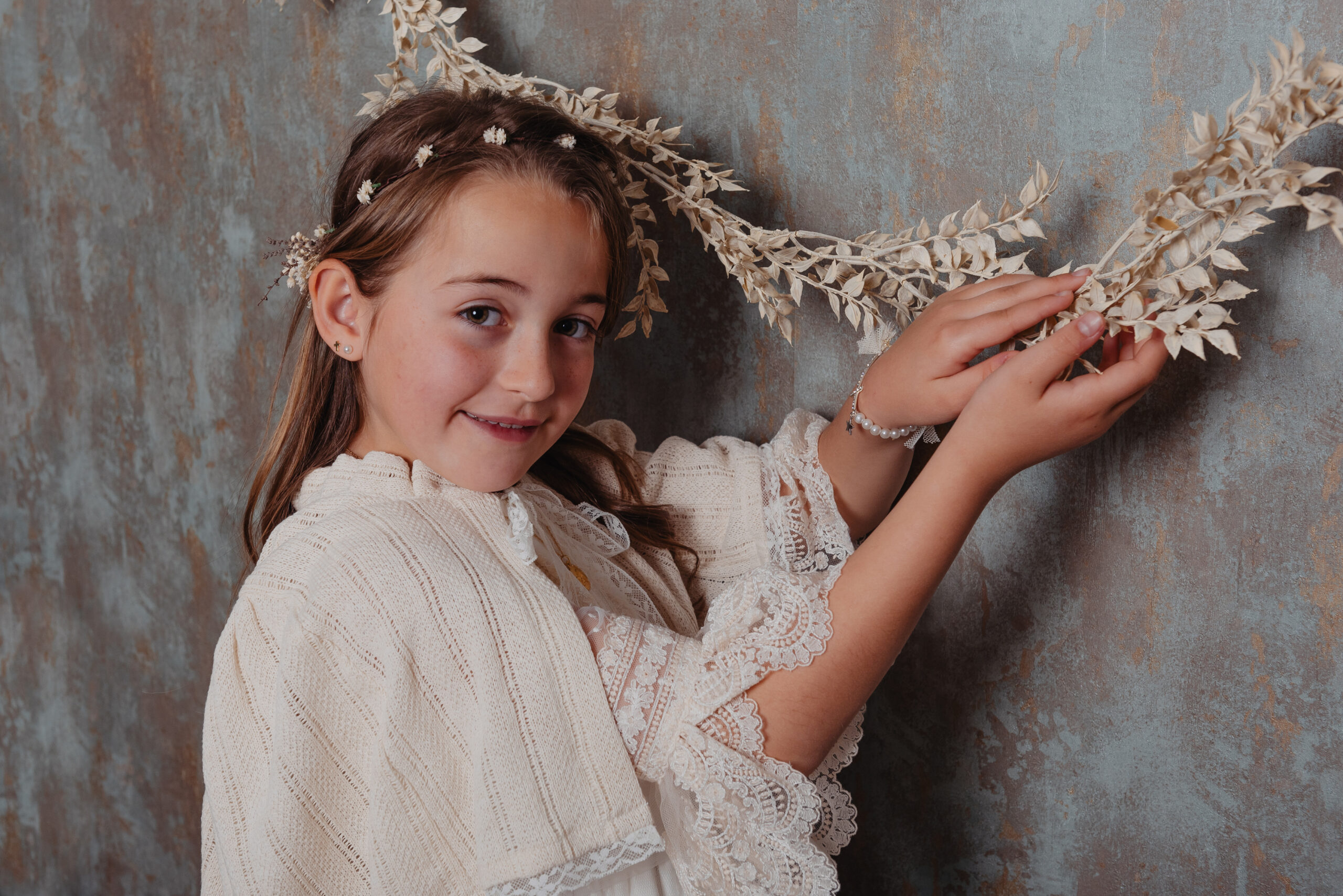 Madre mira a su bebé recién nacido